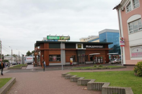 Обустройство уличной зоны выдачи заказов в МакКафе