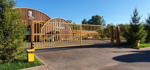 Угловая защита на территории яхт-клуба