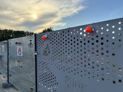 Гирлянда протянута по верхней линии ограждения