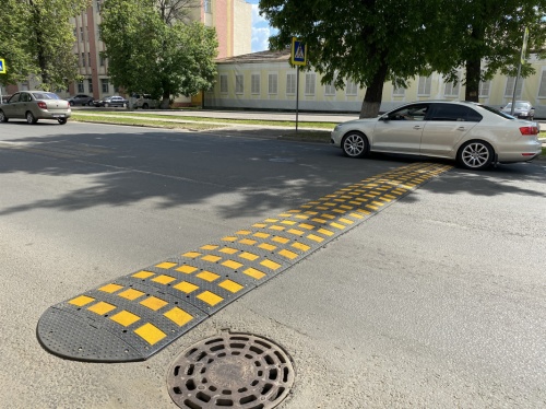 Лежачий полицейский у Ярославского высшего военного училища ПВО