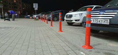 Обозначение мест размещения автомобилей на парковке торгового центра