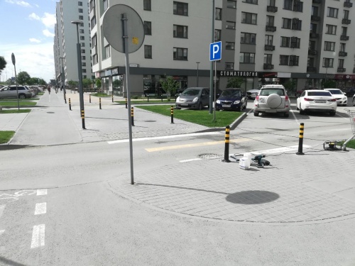 Обозначение границ велодорожки, парковки и пешеходной зоны