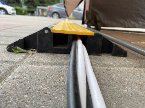 Защита электрических кабелей от механических повреждений в пешеходной зоне