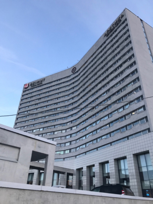 Мобильное ограждение парковочных мест у гостиницы «Azimut»