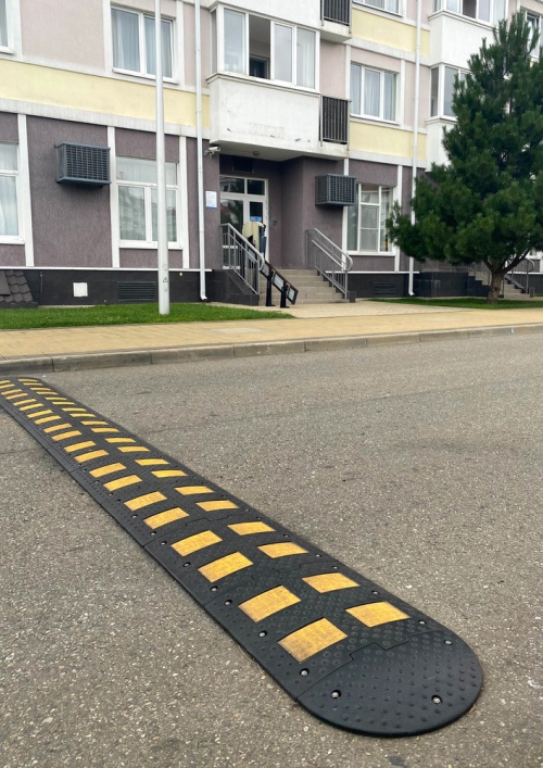 Искусственная дорожная неровность у подъезда