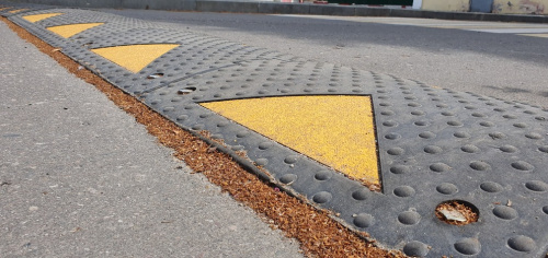 Производство лежачего полицейского из композита и установка на парковке