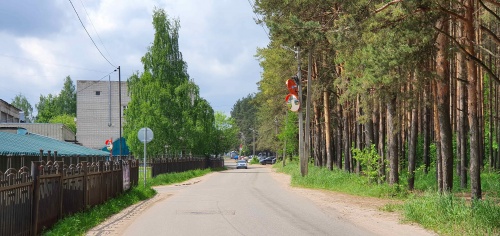 Обзорное выпуклое зеркало на выезде с парковки