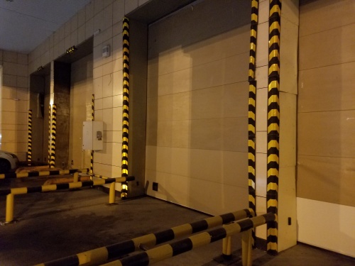 Грузовые ворота в ТЦ "Кольцо"