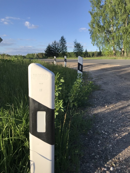 Указание направления дороги и границы земляного полотна