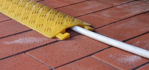 Кабельная капа в пешеходной зоне