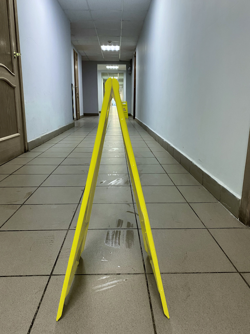 Знак напольный «Внимание! Мокрый пол»