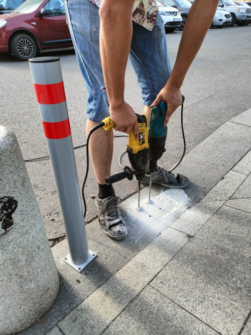 Парковочные столбики отделили парковку от пешеходной зоны