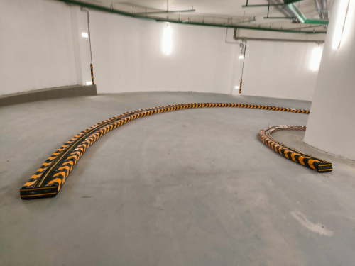 Защита бордюра на парковке общего пользования