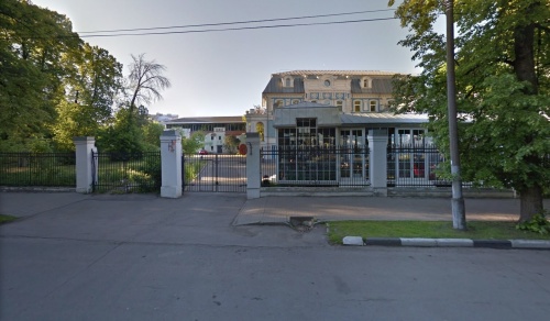 Обзор пешеходной зоны при выезде с парковки