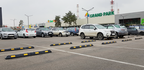 Парковка у ТЦ Армада, Алма-Ата, Казахстан