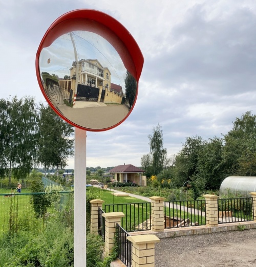 Обзорное зеркало с козырьком на выезде с парковки