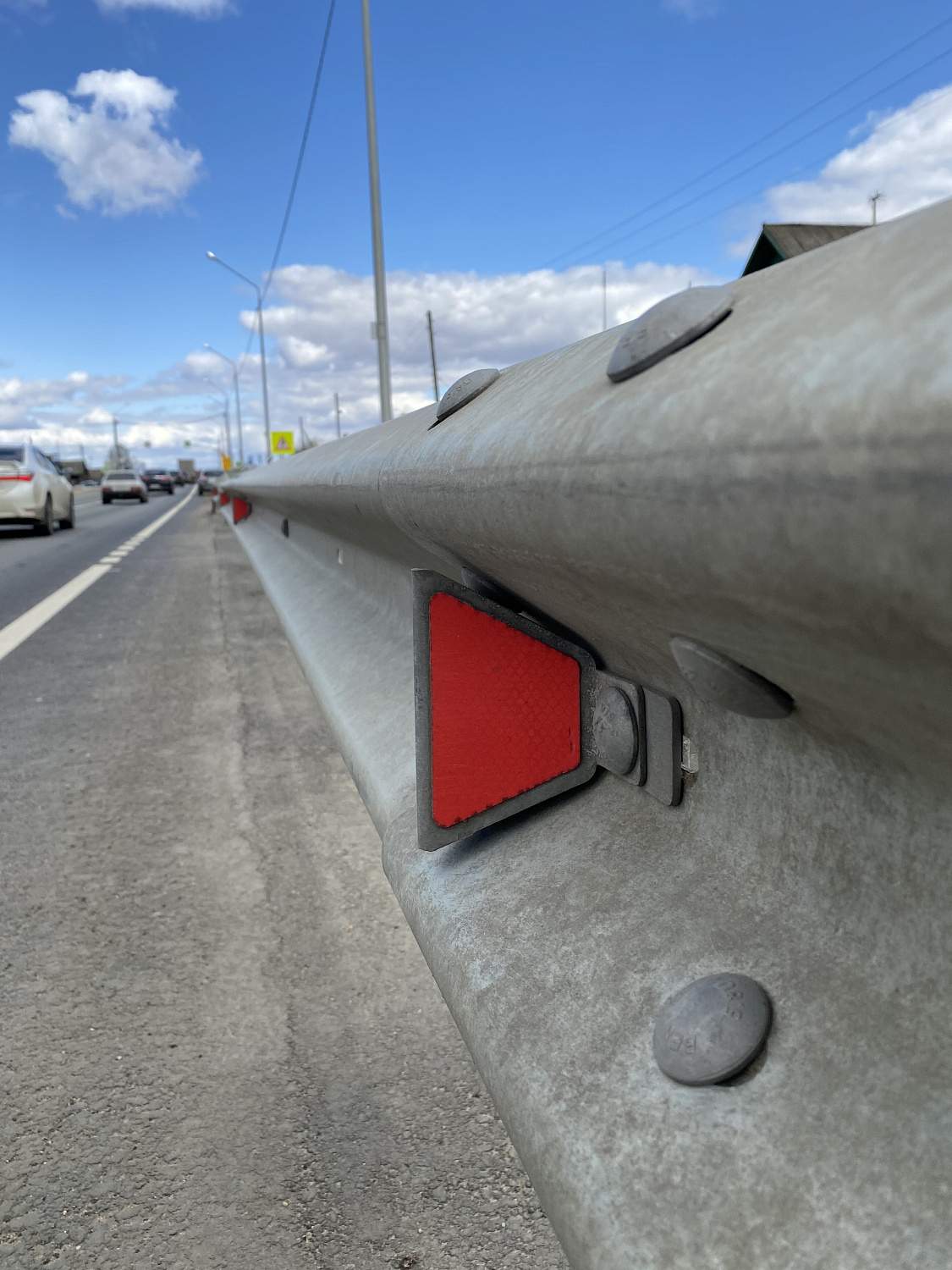 Установка дорожных катафотов на барьерные ограждения