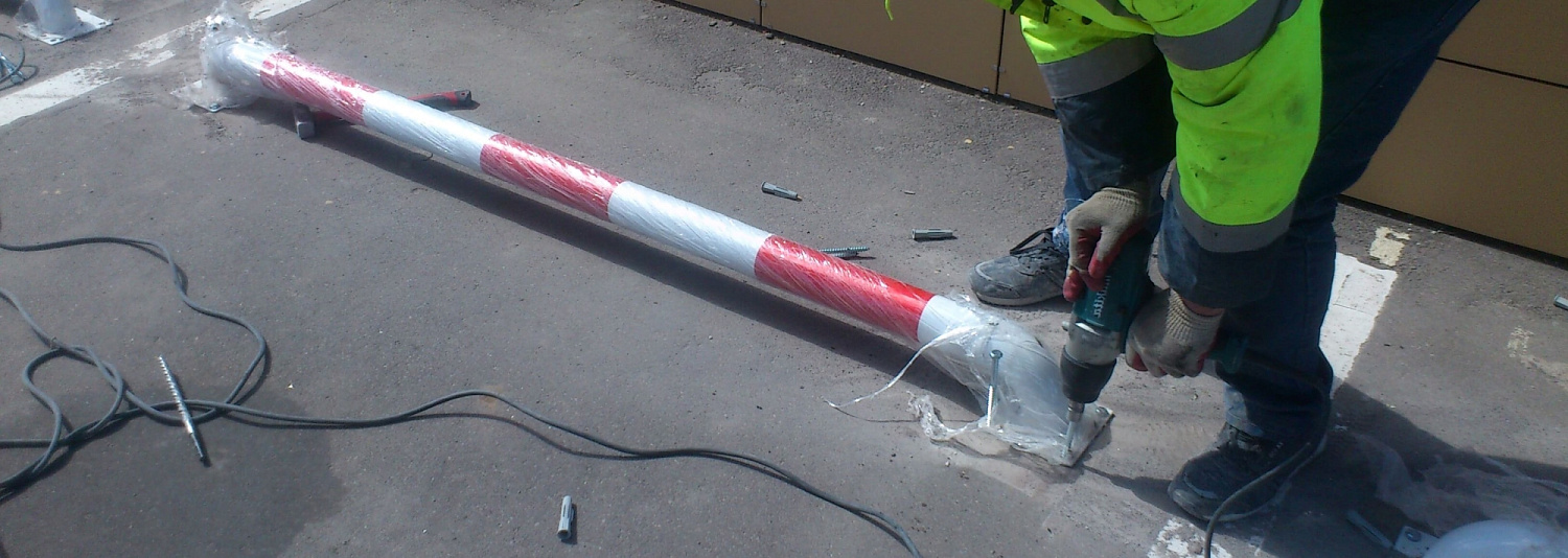 Монтаж металлических колесоотбойников