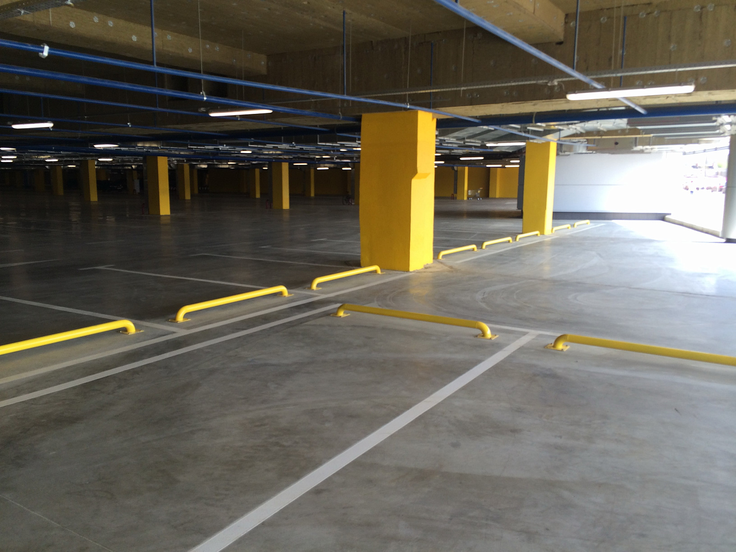 Монтаж металлических колесоотбойников