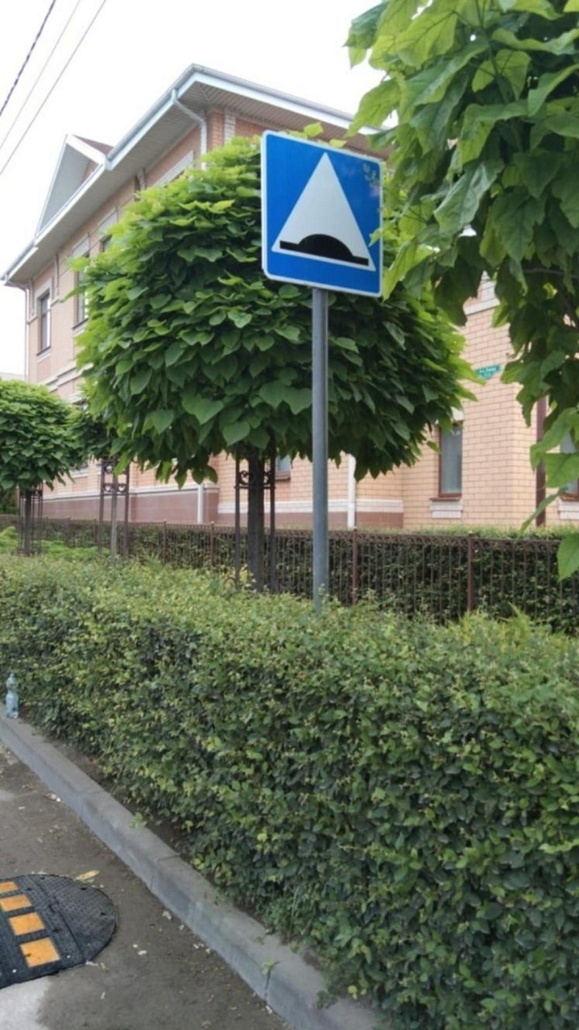 Установка дорожного знака на стойку