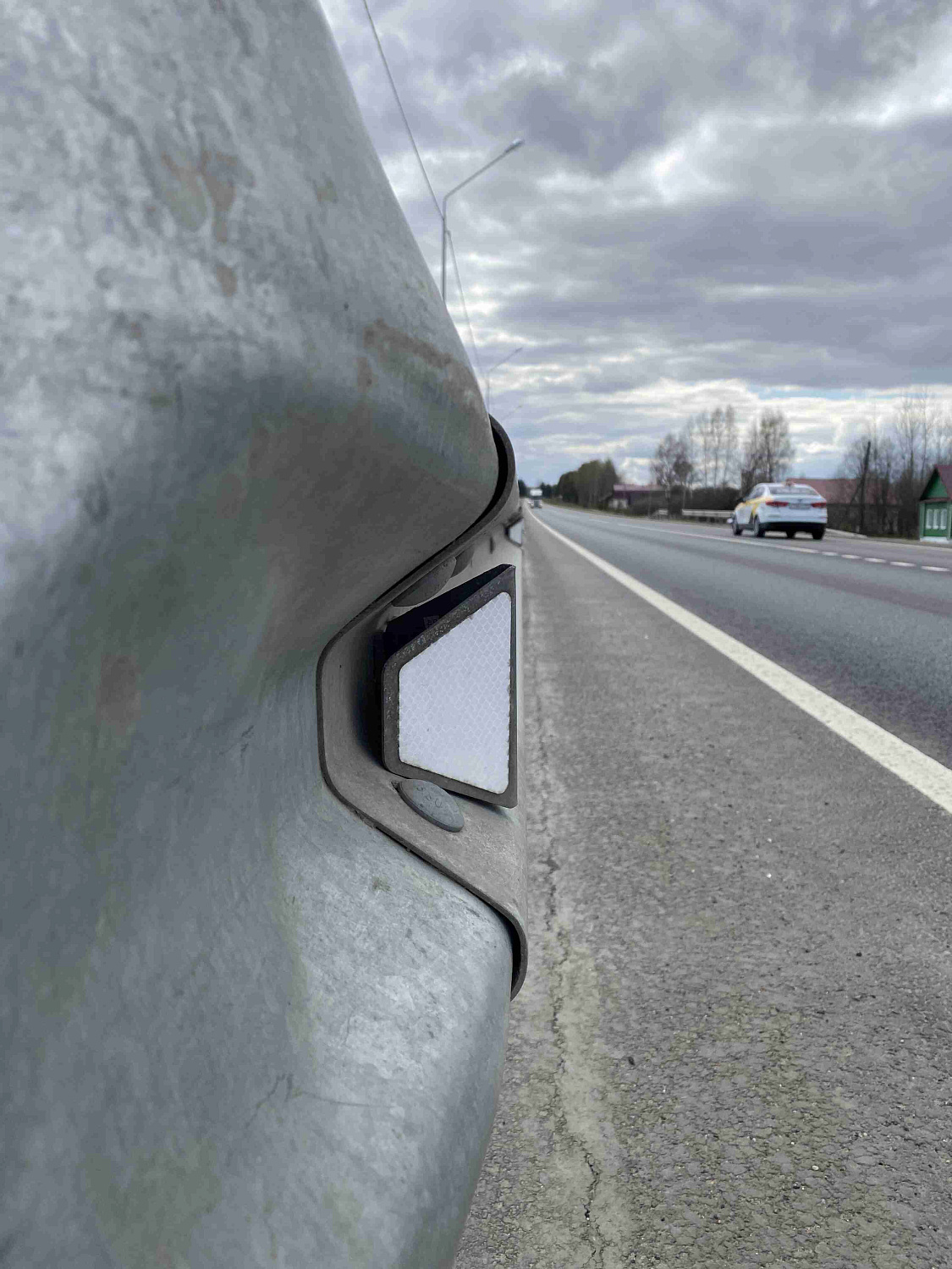 Установка дорожных катафотов на барьерные ограждения